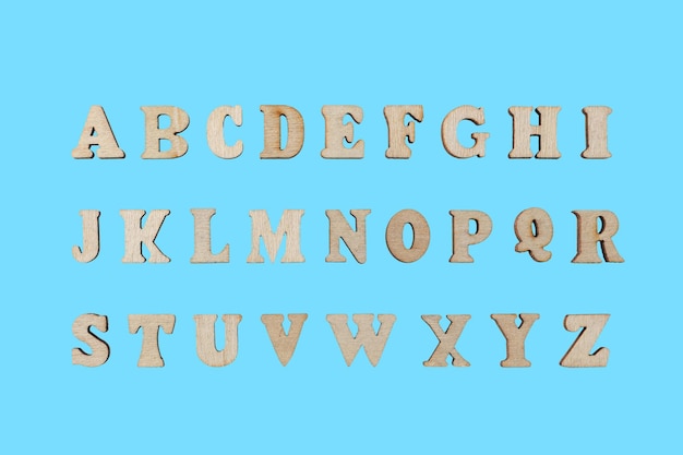 hölzerne Buchstaben des englischen Alphabets auf blauem Hintergrund