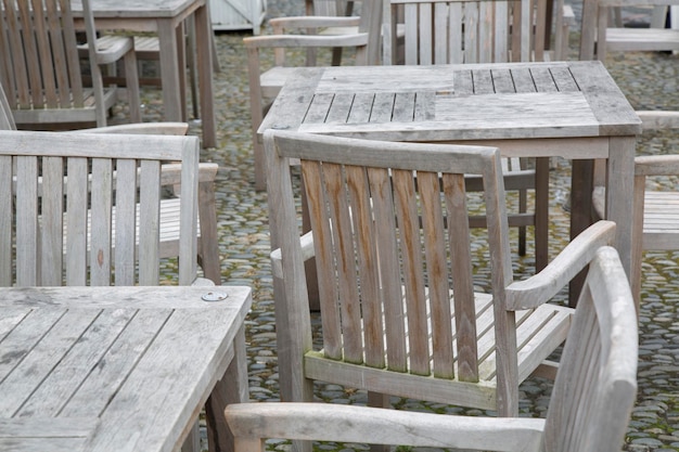 Hölzerne Café-Tische und Stühle, Wales, UK