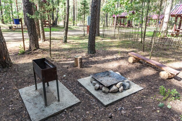 Hölzerne Campinglauben mit allem Komfort in einem Kiefernwald