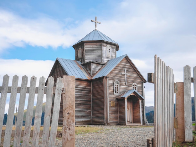 hölzerne christliche Kirche auf dem Land