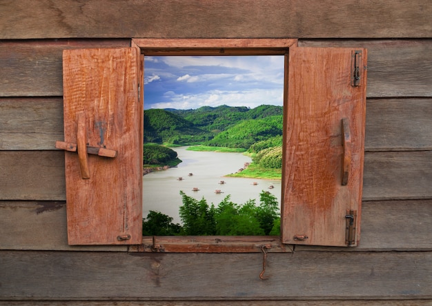 Hölzerne Fenster der alten Weinlese