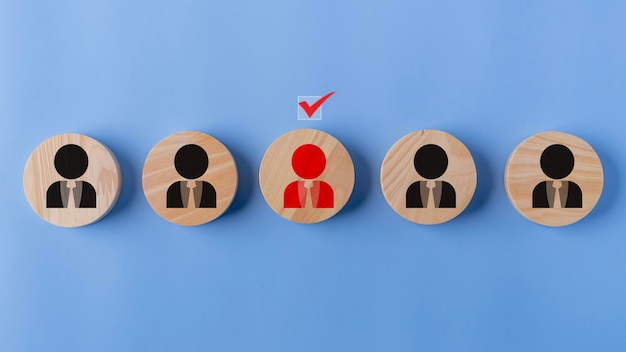 Hölzerne Figuren von Menschen auf blauem Hintergrund mit rotem Häkchen Online-Rekrutierungsbewerbungs-Spezialisten-Suchservice-Konzept