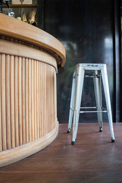 Foto hölzerne gegenstange in der caféatmosphäre