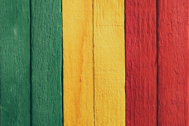 Hölzerne grüne, gelbe, rote alte Retro- Weinleseart des Hintergrundes, Rasta Reggae-Flagge