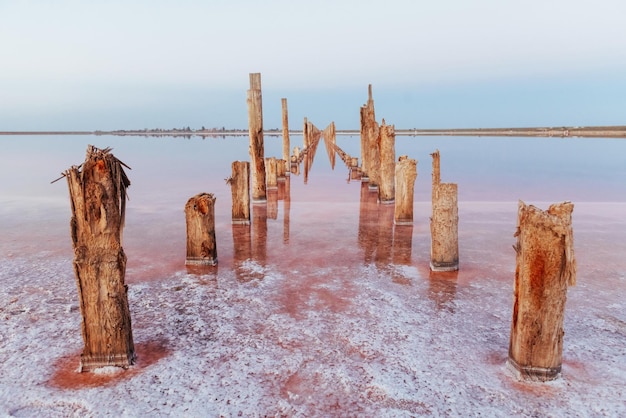 Hölzerne Hindernisse im Meer der Insel Jarilgach Ukraine tagsüber