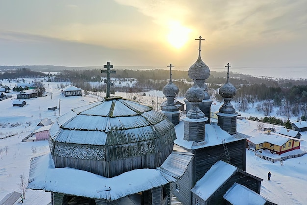 hölzerne kirche winterdraufsicht, landschaft russische nordarchitektur