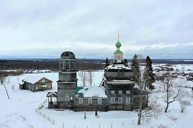 hölzerne kirche winterdraufsicht, landschaft russische nordarchitektur