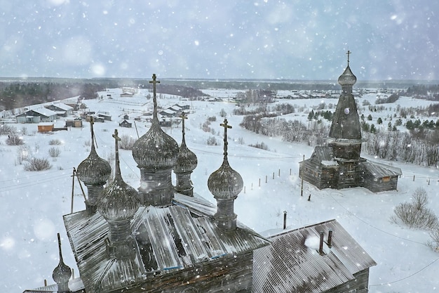 hölzerne kirche winterdraufsicht, landschaft russische nordarchitektur