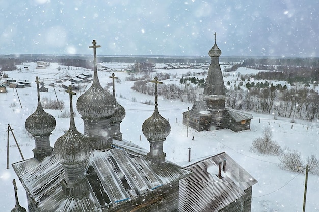 hölzerne kirche winterdraufsicht, landschaft russische nordarchitektur