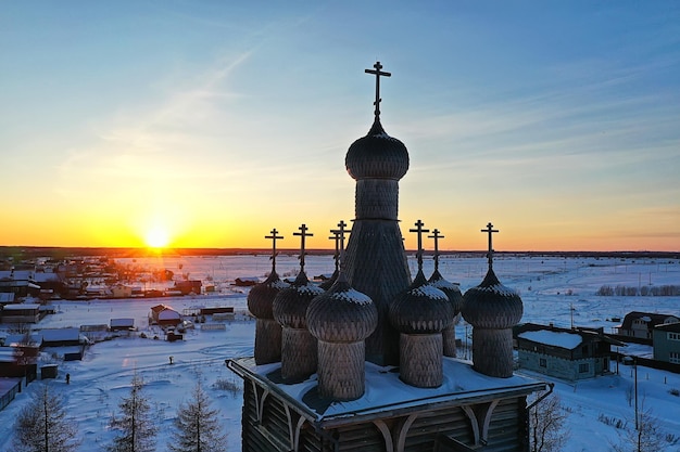 hölzerne kirche winterdraufsicht, landschaft russische nordarchitektur