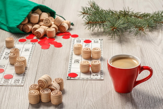 Hölzerne Lottofässer mit Taschenspielkarten, rote Chips, Tasse Kaffee