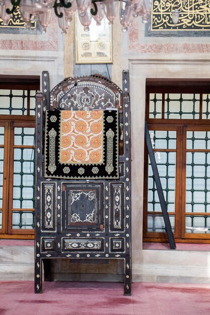 Hölzerne Minbar-Predigtkanzel aus osmanischer Zeit in einer Moschee