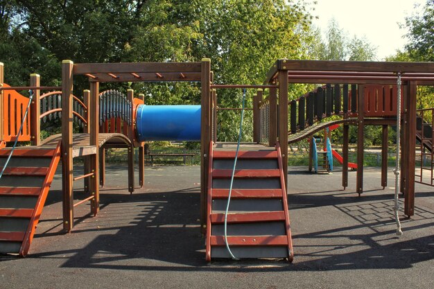 Hölzerne moderne ökologische Sicherheitskinderspielgeräte im Freien im öffentlichen Park. Naturarchitekt