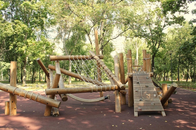 Hölzerne moderne ökologische Sicherheitskinderspielgeräte im Freien im öffentlichen Park. Naturarchitekt