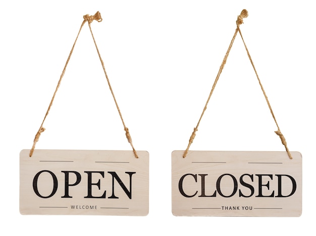 Hölzerne offene oder geschlossene Ladentür hängendes Schild für Café-Restaurant - Öffnungszeiten isoliert auf weißem Hintergrund