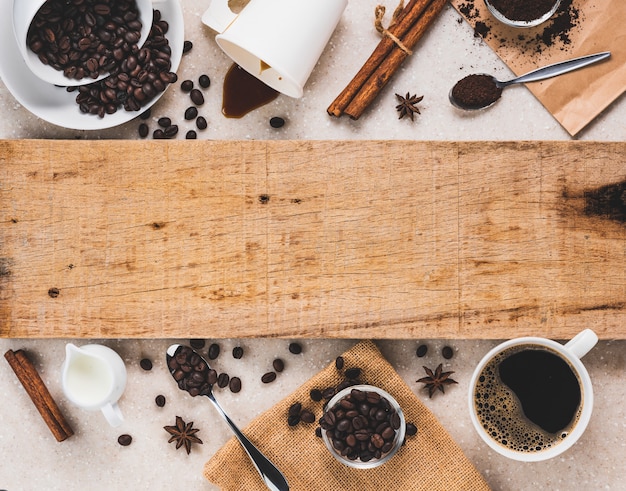 Foto hölzerne planke des schmutzes verziert mit kaffee und ausrüstung, kaffeehintergrundkonzept mit kopienraum