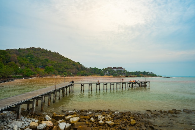 Hölzerne Plankenpierbrücke bei Khao Laem Ya in Nationalpark Mu Ko Samet, Rayong, Thailand