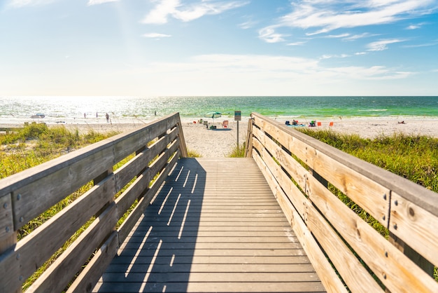 Hölzerne Promenade zum Inder schaukelt Strand in Florida, USA