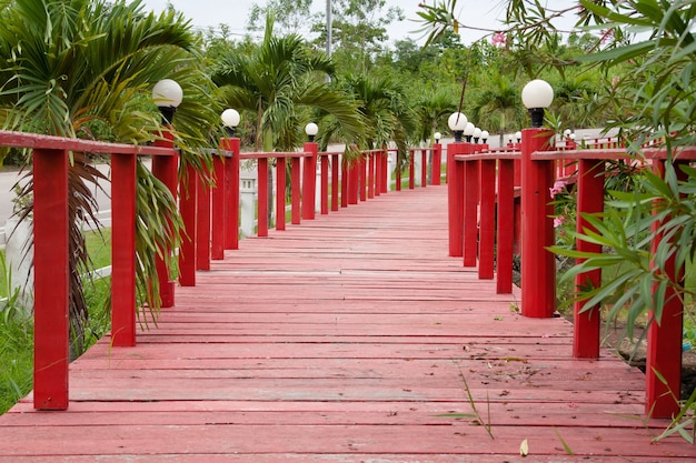 Hölzerne rote Brücke im Garten mit Lampe