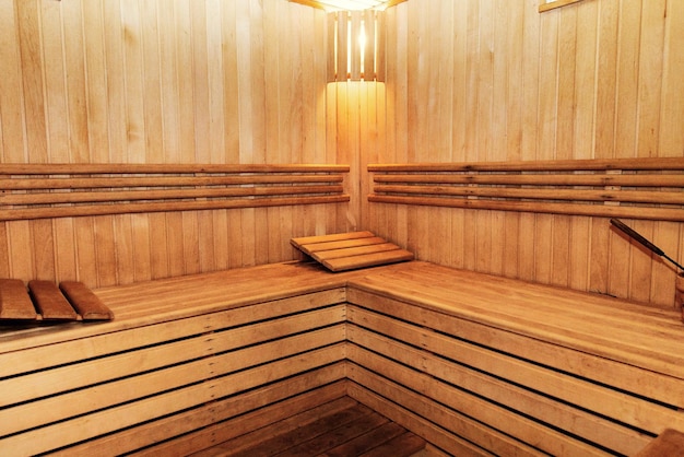 Hölzerne russische Badehaus-Saunabänke im Erholungsraum des Krankenhauses entspannende Freizeit im Heißdampfkonzept der Badehausausrüstung