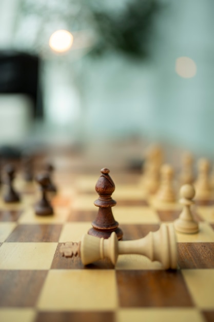 Hölzerne Schachfiguren auf einem Schachbrett, Führungskonzept