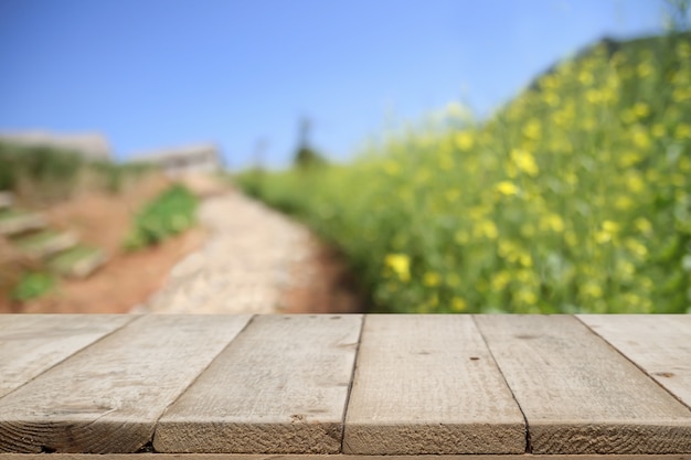 Hölzerne Schreibtisch Platz Plattform auf Bauernhof von Feld Hintergrund