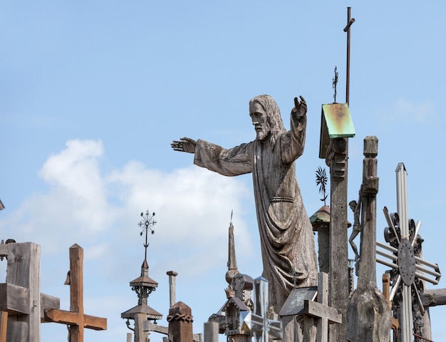 Hölzerne Statue von Jesus Christus auf dem Hügel der Kreuze, ein einzigartiges Denkmal der Geschichte und der religiösen Volkskunst und der wichtigste litauische katholische Wallfahrtsort