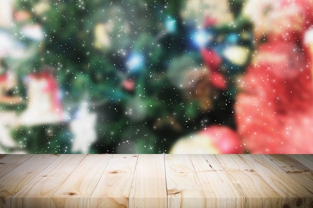 Hölzerne Tischplatte auf bokeh Weihnachtshintergrund.