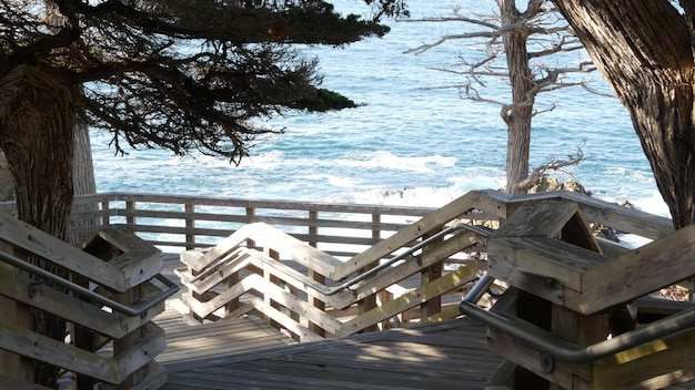 Hölzerne Treppe zum Lone Cypress Mile Drive Monterey Kalifornien Kiefern