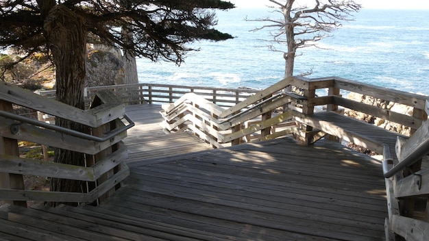 Hölzerne Treppe zum Lone Cypress Mile Drive Monterey Kalifornien Kiefern