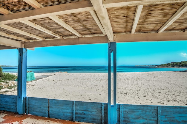 Hölzerne Veranda am Meer Italien