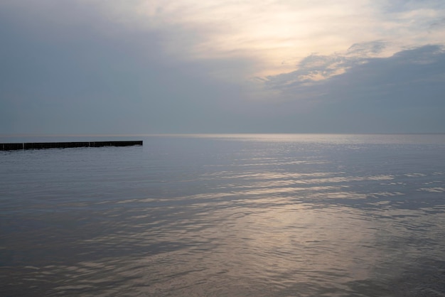 Hölzerne Wellenbrecher vor dem Hintergrund des Sonnenunterganghimmels Ostsee Swetlogorsk Kaliningrad Russland