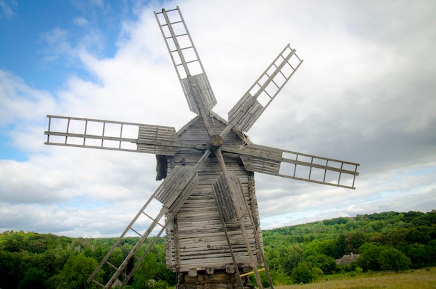 Hölzerne Windmühle im Wald im Frühjahr Landschaftsfotografie