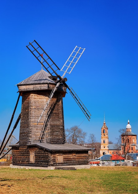 Foto hölzerne windmühle in der stadt susdal im oblast wladimir in russland.