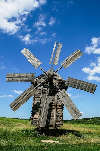 Hölzerne Windmühlen im Dorf