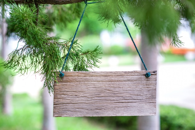 Hölzerner Aufkleber auf Naturhintergrund