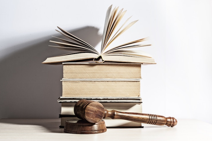 Foto hölzerner hammer mit stapel von büchern