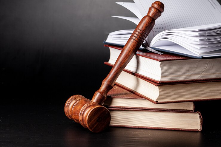 Foto hölzerner hammer und juristische bücher schließen oben