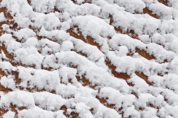 Hölzerner Hintergrund bedeckt mit Schnee