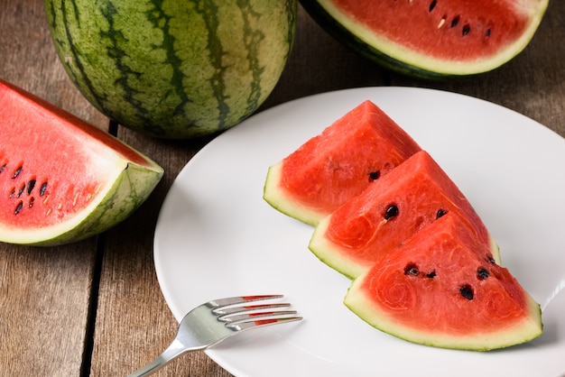 Hölzerner Hintergrund der frischen geschnittenen Wassermelone