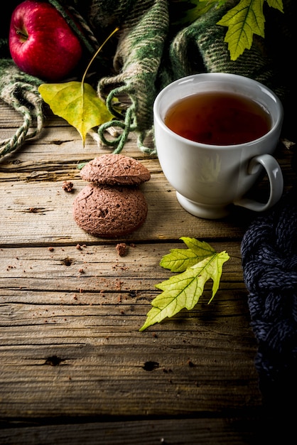 Hölzerner Hintergrund des Herbstthemas mit Plaid