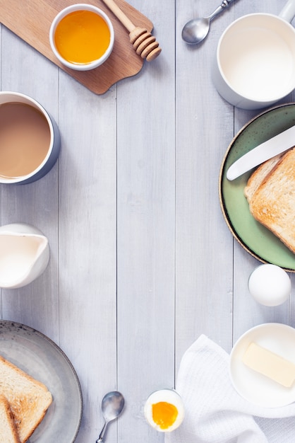 Hölzerner Hintergrund mit hellem kontinentalem Frühstück