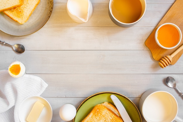 Hölzerner Hintergrund mit hellem kontinentalem Frühstück