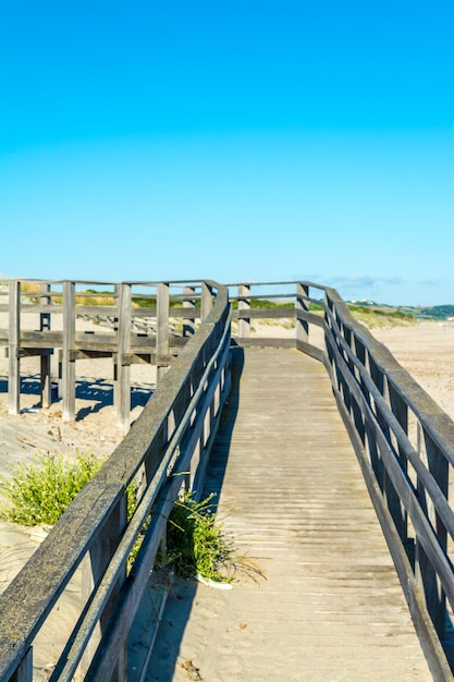 Hölzerner Laufsteg am Strand