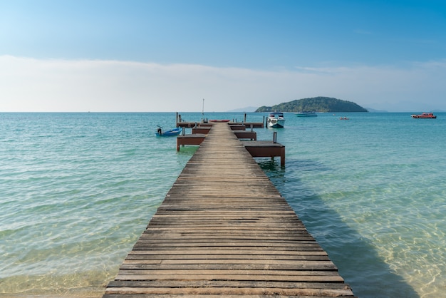 Hölzerner pier mit boot in phuket, thailand. sommer-, reise-, ferien- und feiertagskonzept.