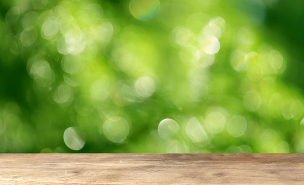 Hölzerner Podesttisch mit Bokeh-Grünhintergrund. Die vordere Vitrine mit einer Bühne für Produkte.