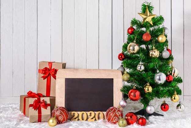 Hölzerner Text 2020 mit Weihnachtsbaum und Verzierungen mit Geschenkboxen