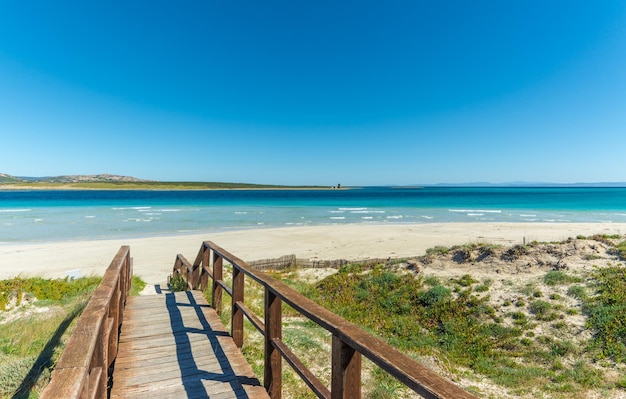 Hölzerner Weg zum Strand