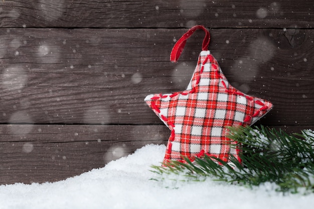 Hölzerner Weihnachtsstern auf dunkler Holzwand