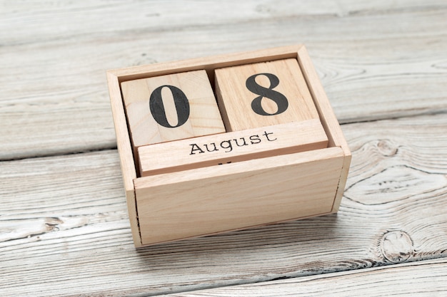 hölzerner Würfelformkalender für AUGUST 8 auf hölzernem